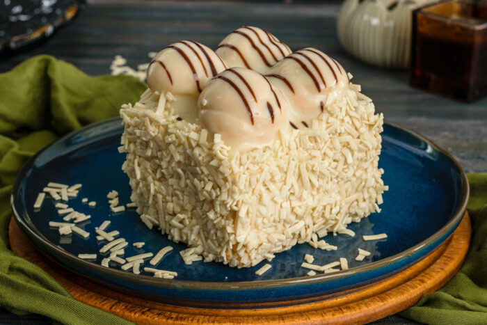 8044 - Beyaz Profiterol Mono - Cake 2000gr 9st